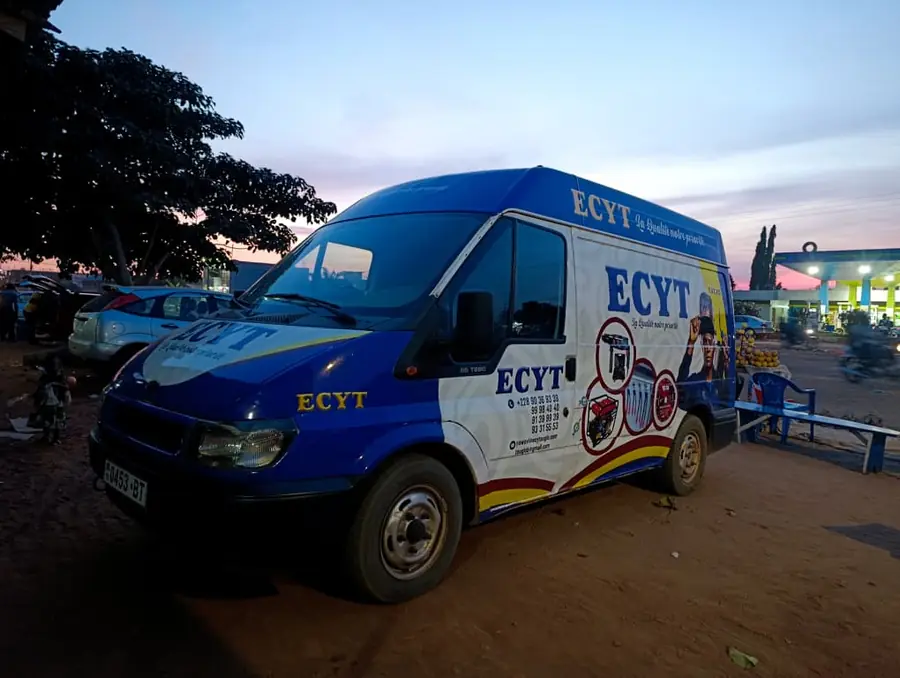 ECYT Mobile vue de trois quarts, prête pour une livraison