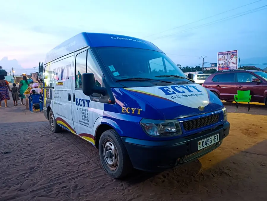 La fourgonnette ECYT Mobile en fin de journée dans un quartier de Lomé