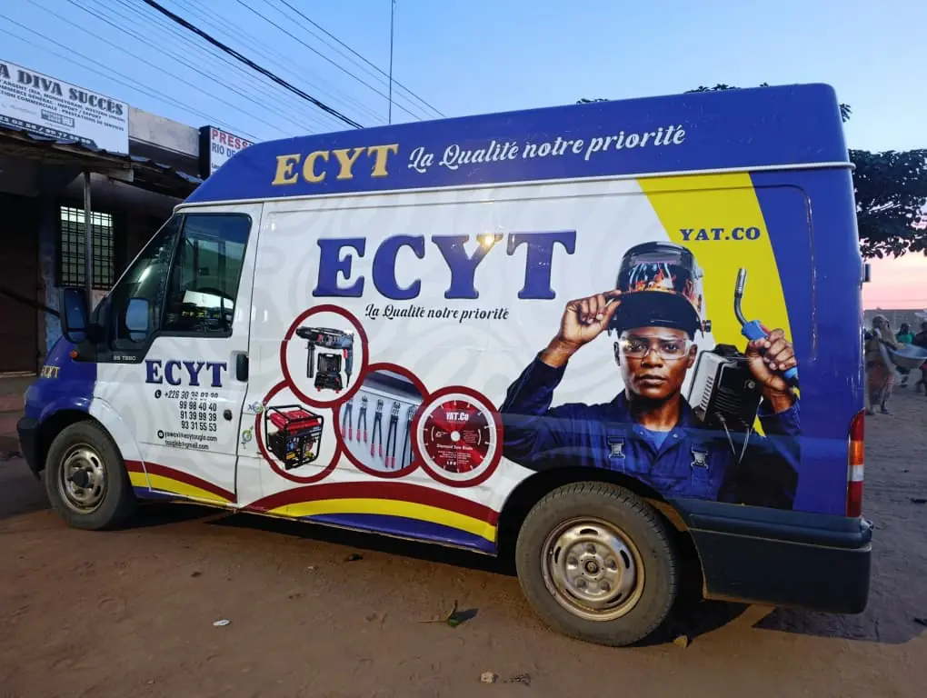 La fourgonnette ECYT Mobile, aux couleurs de l’entreprise, stationnée à Lomé