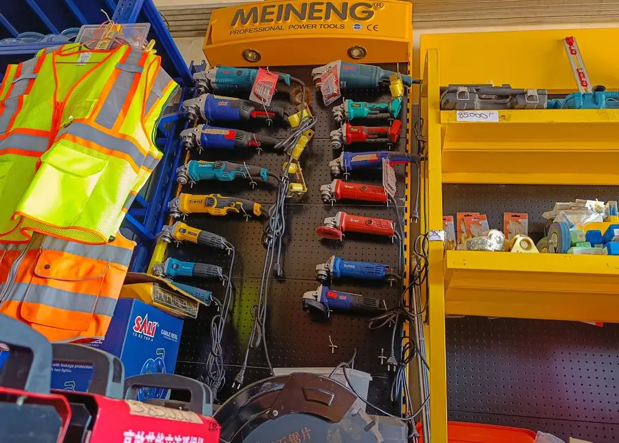 Meuleuses et outillage électrique exposés sur le panneau de la boutique ECYT