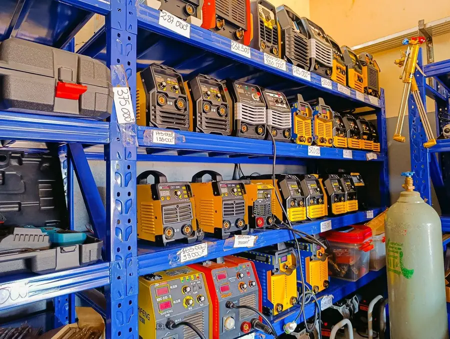 Rayonnages de postes à souder inverter dans la boutique ECYT à Lomé